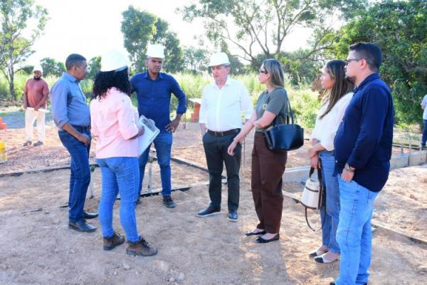 Equipe da Prefeitura de Floriano acompanha obras de reforma e amplia&ccedil;&atilde;o em UBSs e escolas municipai.(Imagem:Secom)