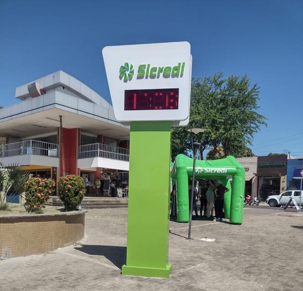 Sicredi inaugura relógio digital em Floriano.(Imagem:FlorianoNews)