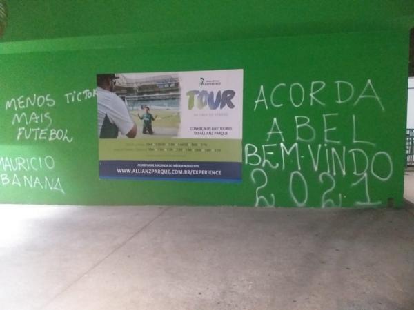 Muros do Palmeiras são pichados após derrota em clássico: 
