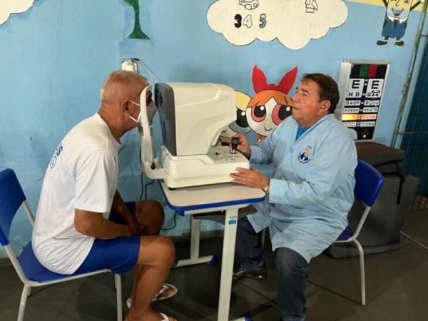 Internos e policiais penais de Floriano recebem óculos de grau.(Imagem:Ascom/Sejus)