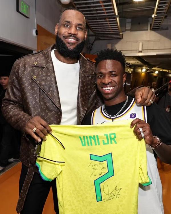 Vinicius Jr. dá uma camisa do Brasil autografada para LeBron James.(Imagem:Reprodução)
