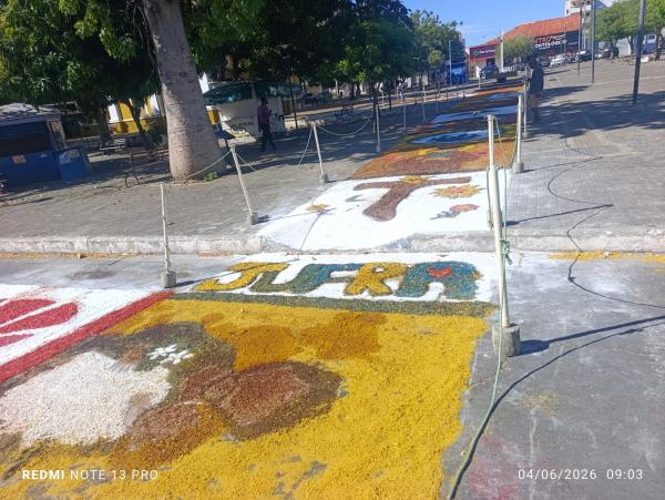 Jovens da Diocese de Floriano confeccionam tapetes de Corpus Christi em demonstra&ccedil;&atilde;o de f&eacute; e devo&ccedil;&atilde;o(Imagem:FlorianoNews)
