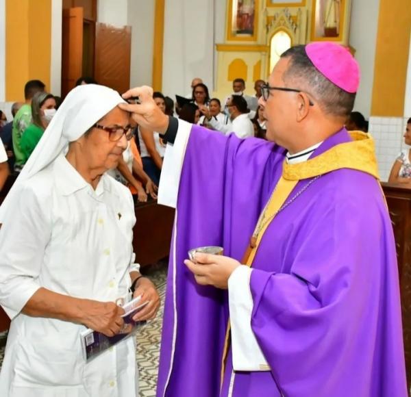 Fiéis participam da Missa de Cinzas (Imagem:Reprodução)