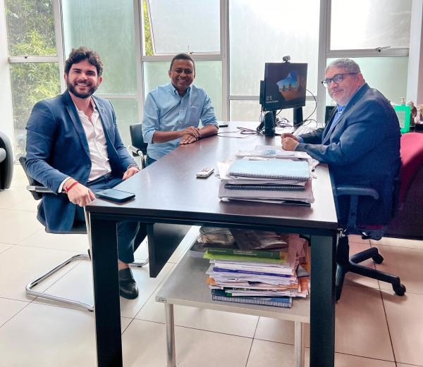 Deputado estadual Dr. Marcus Vinícius Kalume, deputado federal Dr. Francisco Costa e o Secretário de Estado da Saúde, Antonio Luiz.(Imagem:Reprodução/Instagram)