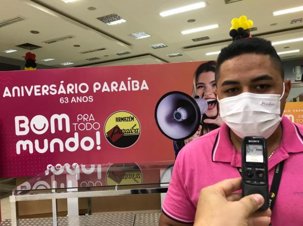 Jhoney, chefe do setor de calçados do Aramazém Paraíba.(Imagem:FlorianoNews)