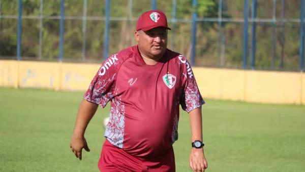 Higor Cesar, técnico do Fluminense-PI.(Imagem:Julio Costa/ge)