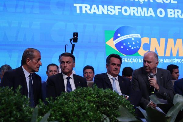 Ciro Nogueira discursa na Marcha dos Prefeitos e leva Jair Bolsonaro, que é aplaudido(Imagem:Ascom)