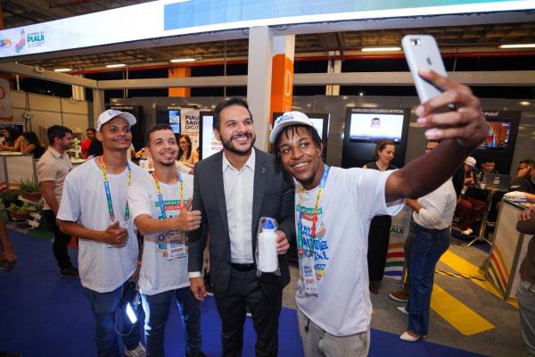Estudantes de escola de tempo integral de Teresina apresentam horta vertical automatizada no Congresso das Cidades.(Imagem:Letícia Santos)