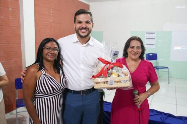 O secretário de Estado da Educação Washington Bandeira visitando a escola Patronato Nossa Senhora de Lourdes, em Campo Maior.(Imagem:Divulgação)