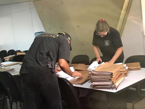  PF apreende documentos na sede da Seduc, em Teresina, durante operação.(Imagem:Felipe Pereira/TV Clube )