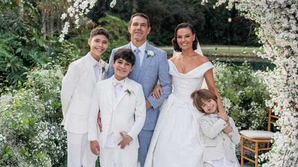 Marcus Buaiz e Isis Valverde com os filhos.(Imagem: Pedro Fonseca)