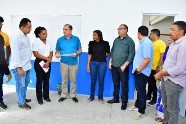 Prefeito Antônio Reis visita obras de reestruturação de escolas da rede municipal(Imagem:Secom)