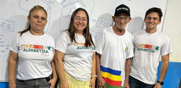 Equipe do Ceja Estela Nunes celebra a trajet&oacute;ria de Jos&eacute; Manoel no Alfabetiza Piau&iacute;.(Imagem:Sandra Portela)