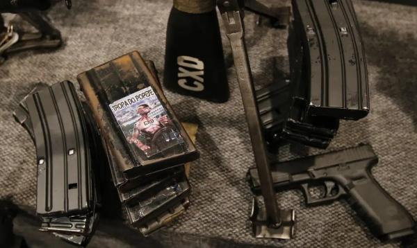 Apreens&otilde;es de armas feitas na opera&ccedil;&atilde;o conjunta da Pol&iacute;cia Militar e da Pol&iacute;cia Civil no Complexo da Mar&eacute;.(Imagem:FERNANDO FRAZ&Atilde;O/AGENCIA BRASIL)