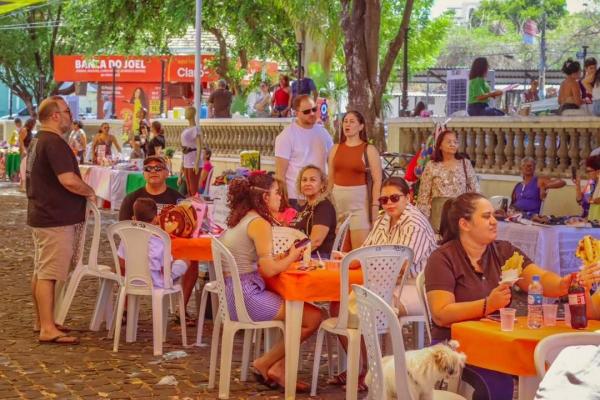 Realizado na Pra&ccedil;a Pedro II, o evento convida a popula&ccedil;&atilde;o a aproveitar o domingo em um ambiente que une m&uacute;sica, gastronomia e conviv&ecirc;ncia.(Imagem:Ascom Secult)