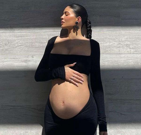 Na última segunda-feira, dia 21, Klylie Jenner revelou que seu segundo filho com Travis Scott não se chama mais Wolf Jacques Webster - a socialite fez o anúncio nos Stories do Inst(Imagem:Reprodução)