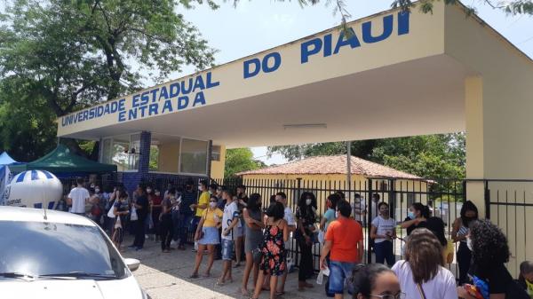 Enem em 2021 Teresina: Candidatos chegam para provas no campus Pirajá da Uespi.(Imagem:Lucas Marreiros/ G1 PI)