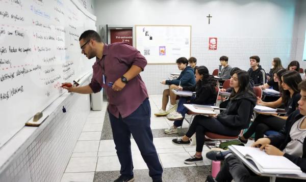 Professor do col&eacute;gio Galois, Samuel Rbeiro Costa, em sala de aula com alunos na prepara&ccedil;&atilde;o nos &uacute;ltimos dias antes da prova do Enem 2024.(Imagem:Jos&eacute; Cruz/Ag&ecirc;ncia Brasil)