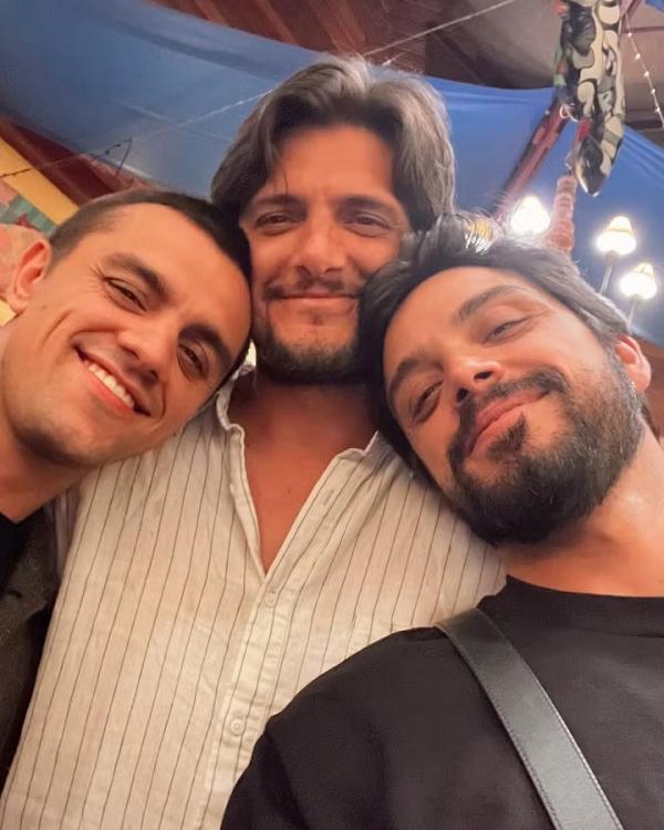 Os irmãos Felipe Simas, Bruno Gissoni e Rodrigo Simas.(Imagem:Reprodução/Instagram)