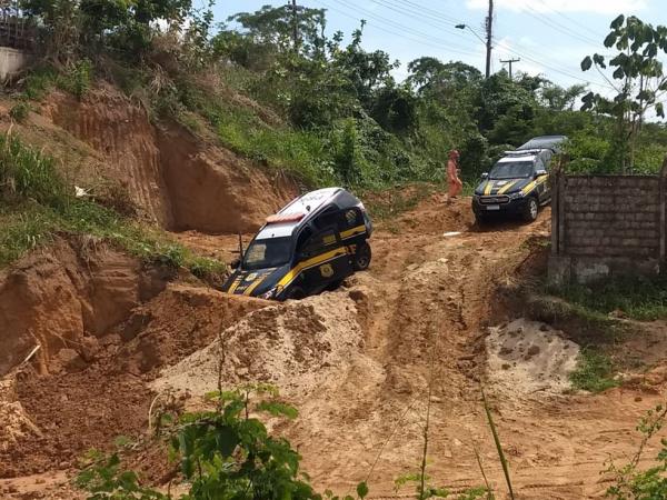 Uma viatura da Polícia Rodoviária Federal (PRF) caiu em um barranco durante uma perseguição a um motociclista, na Zona Sudeste de Teresina, O homem que pilotava a moto também sofre(Imagem:Reprodução)