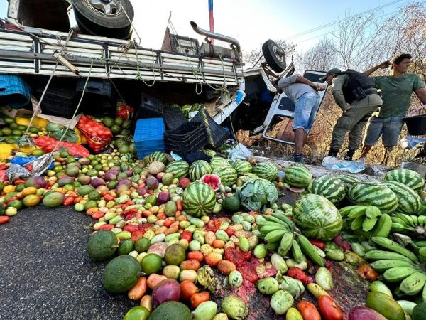 Três pessoas da mesma família morrem após caminhão tombar na BR-407 em Jaicós (PI).(Imagem:Divulgação/Cidades na Net)