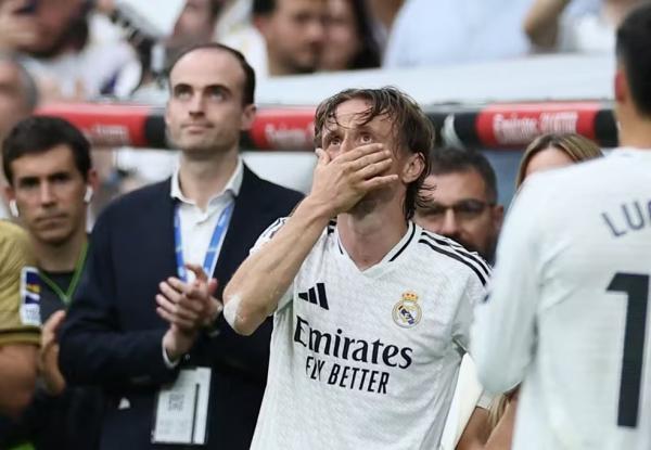 Modric chora na despedida do Real Madrid no Bernabéu.(Imagem:Reuters)