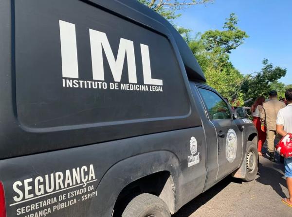 IML de Teresina removeu o corpo.(Imagem:Laura Moura/g1 PI)