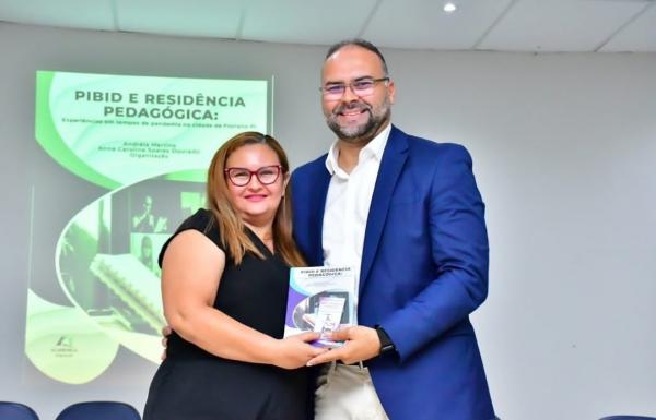 Vereador Joab Curvina participa do lançamento de livro produzido por alunos do PIBID da UFPI(Imagem:Reprodução/Instagram)