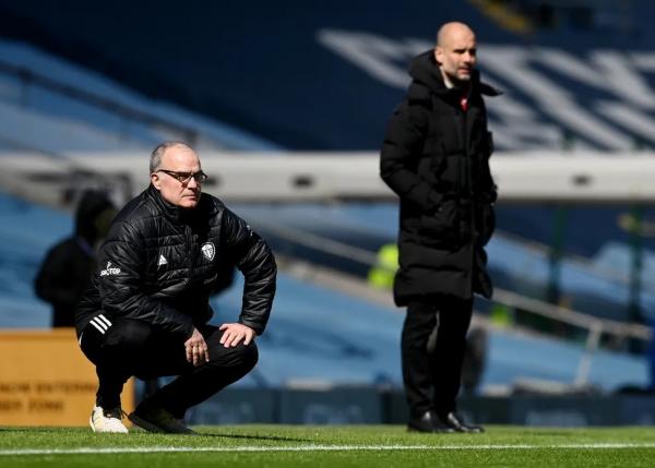 Bielsa e Guardiola durante City x Leeds.(Imagem:REUTERS)