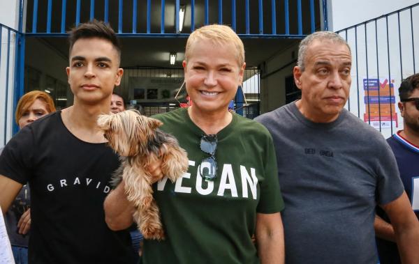 Xuxa se explica após ser acusada de furar fila em votação.(Imagem:André Horta/ Brazil News)