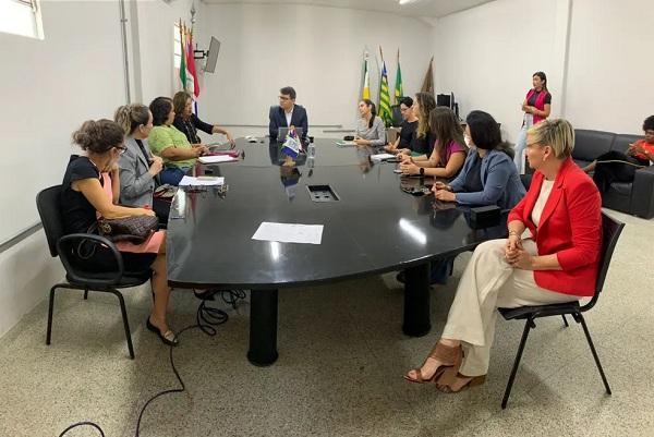  Reunião entre secretário estadual de segurança, secretária estadual da mulher e delegadas da Polícia Civil do Piauí.(Imagem: Divulgação/SSP-PI )