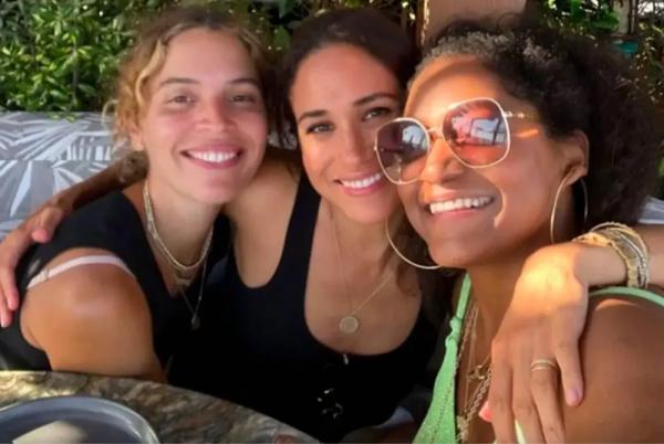 A atriz e Duquesa Meghan Markle em foto recente na companhia de amigas - e sem a sua aliança de casamento.(Imagem:Instagram)