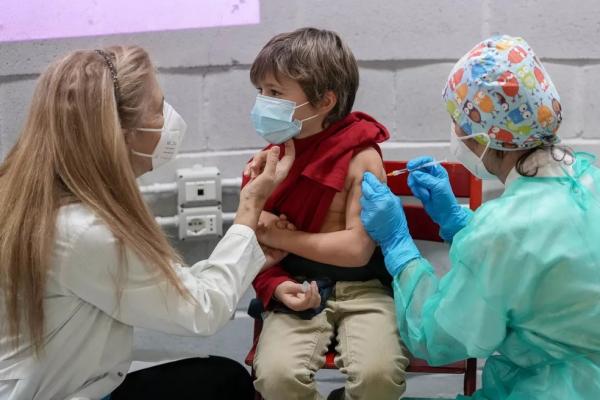 Menino recebe dose da vacina da Pfizer contra a Covid-19 em Roma, na Itália, em 15 de dezembro, dia que marcou o início da vacinação de crianças contra a doença na Europa.(Imagem:Andrew Medichini/AP)
