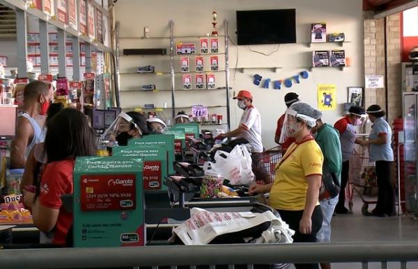 Vigilância sanitária fiscaliza supermercados em Floriano.(Imagem:Aparecida Santana/ TV Clube)
