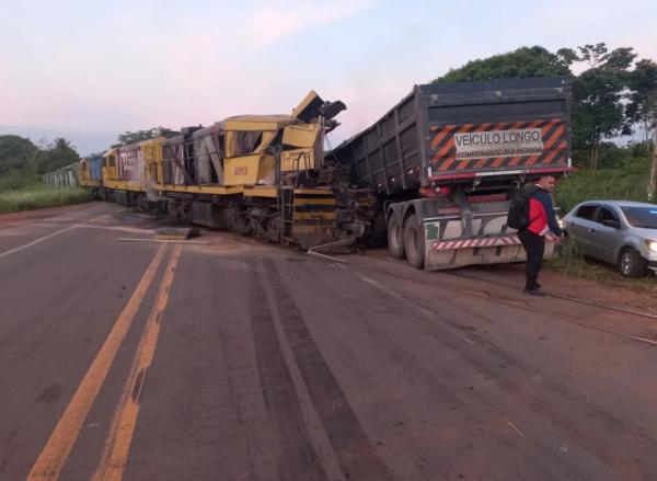 Maquinista morre após colisão entre trem e caminhão(Imagem:Divulgação/PRF)