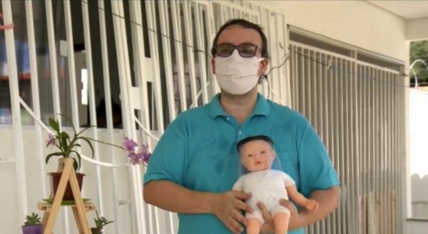 Professor Daniel Fortier desenvolveu face shield para bebês, em Floriano (PI).(Imagem: TV Clube)