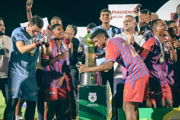 Piau&iacute; Esporte Clube conquista bicampeonato piauiense e levanta trof&eacute;u em noite de casa cheia(Imagem:Jo&atilde;o Allbert)