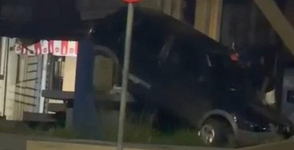 Motorista invade rotat&oacute;ria, derruba monumento e foge ap&oacute;s acidente em Floriano.(Imagem:Reprodu&ccedil;&atilde;o)