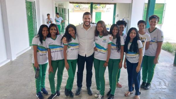 Ao lado dos estudantes, Washington Bandeira percorreu o prédio da Unidade Escolar Monsenhor Lindolfo Uchôa.(Imagem:Divulgação)