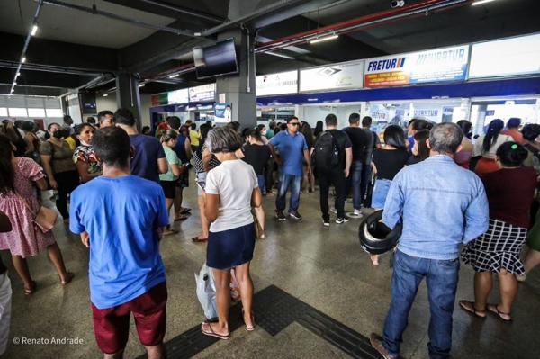 Eleitores aguardam até 3 horas na fila para garantir passe livre no transporte intermunicipal(Imagem:Renato Andrade)