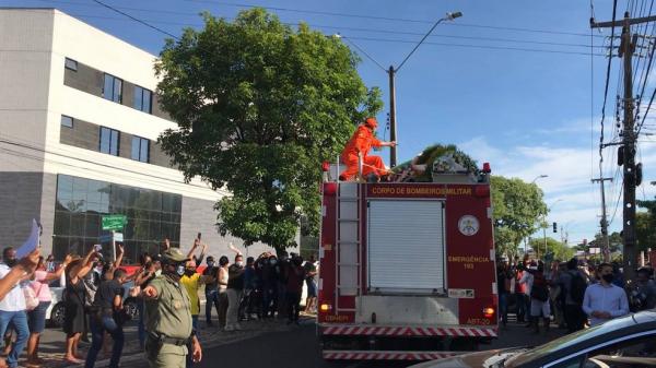 Cortejo em homenagem ao ex-prefeito Firmino Filho percorre todas as zonas de Teresina.(Imagem:Maria Romero/G1)