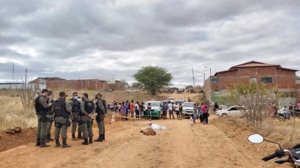 Corpo de jovem foi encontrado em rua atrás da residência dela, em Paulistana, no Sul do Piauí.(Imagem:Pedrosa News)