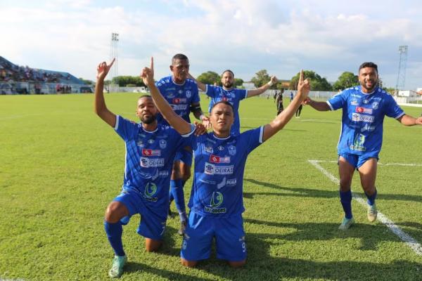 Oeirense x Corisabbá - Campeonato Piauiense 2024 - Lucão (à frente) comemora gol.(Imagem:Thiago Reis / A.A.Oeirense)