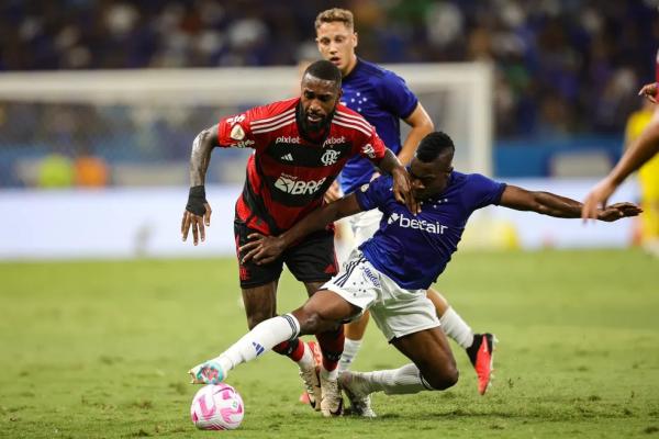 Palacios, lateral do Cruzeiro, disputa a bola com Gerson, do Flamengo.(Imagem:Gilson Lobo/AGIF)