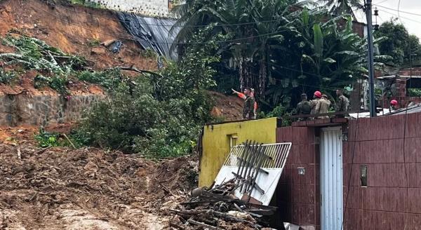  Buscas por desaparecidos são feitas em Jardim Monte Verde.(Imagem:Mhatteus Sampaio/TV Globo )