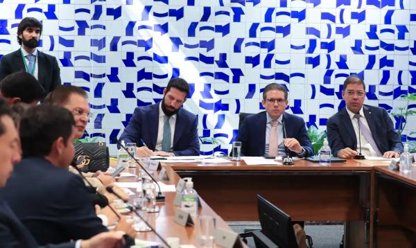 Presidente da Câmara dos Deputados, Hugo Motta, durante reunião com líderes de partidos.(Imagem:Lula Marques/Agência Brasil)