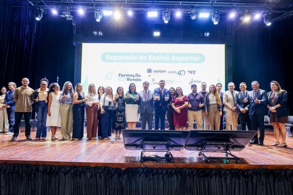Autoridades e os professores nomeados no palco do Centro de Conven&ccedil;&otilde;es, durante o Programa Mais Forma&ccedil;&atilde;o, Mais Renda.(Imagem:Gabriel Paulino)