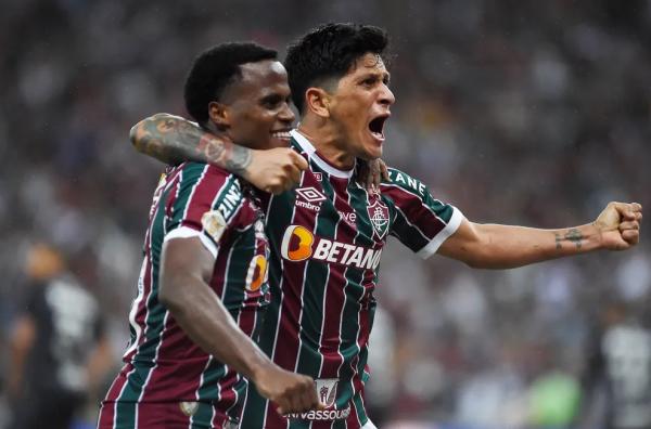 Arias e Cano comemoram gol do Fluminense.(Imagem:Alexandre Durão / ge)