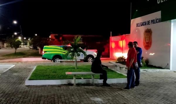 Dupla é levada para a Central de Flagrantes de Parnaíba.(Imagem:Felipe Cruz/ TV Clube)