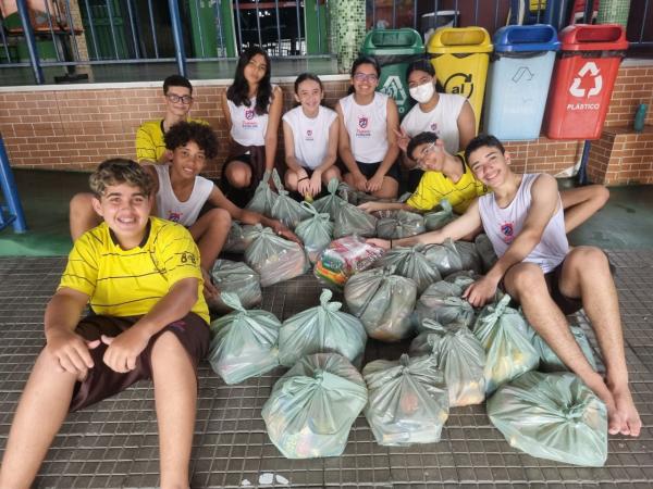 Alunos da Escola Pequeno Príncipe distribuem cestas básicas para famílias necessitadas em Floriano .(Imagem:Divulgação)
